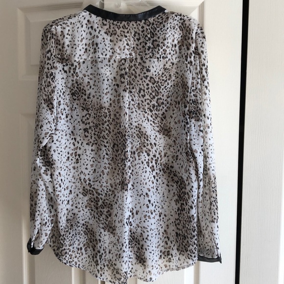 Ladies DKNYC animal print blouse faux leather trim - Picture 3 of 4